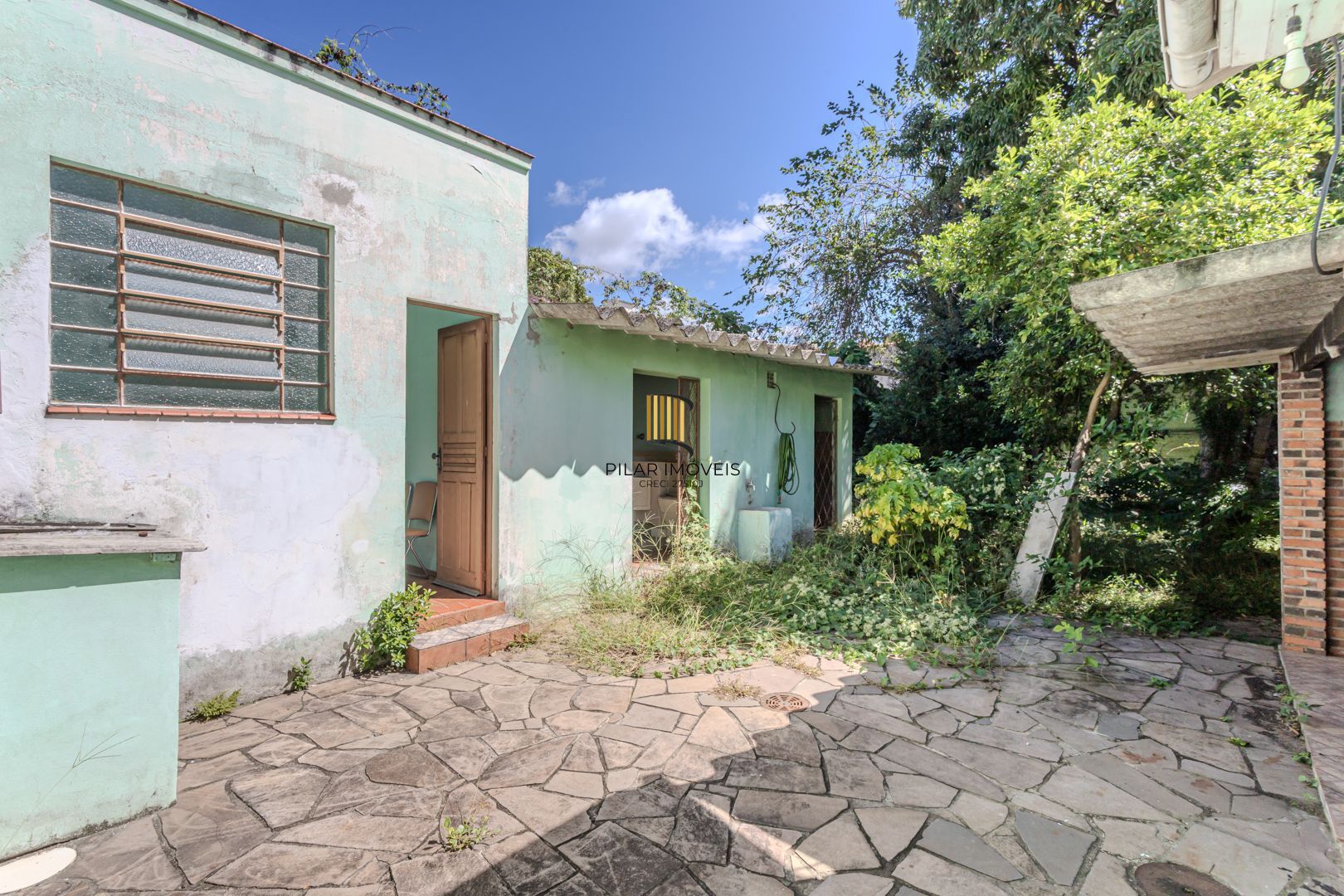 Casa sobrado no Partenon com 5 dormitórios e 4 vagas