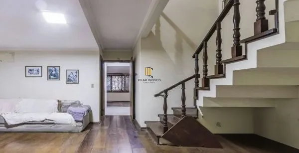 Casa sobrado no bairro Auxiliadora de 5 dormitórios e 4 vagas