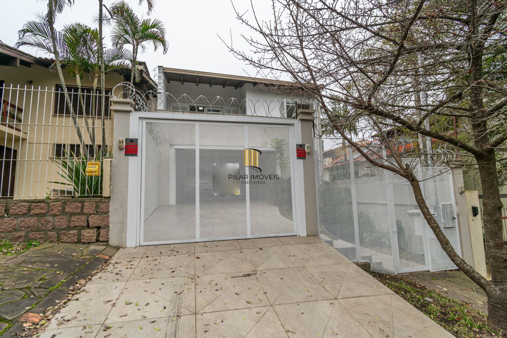 Casa sobrado no bairro Cristal de 3 dormitórios e 3 vagas