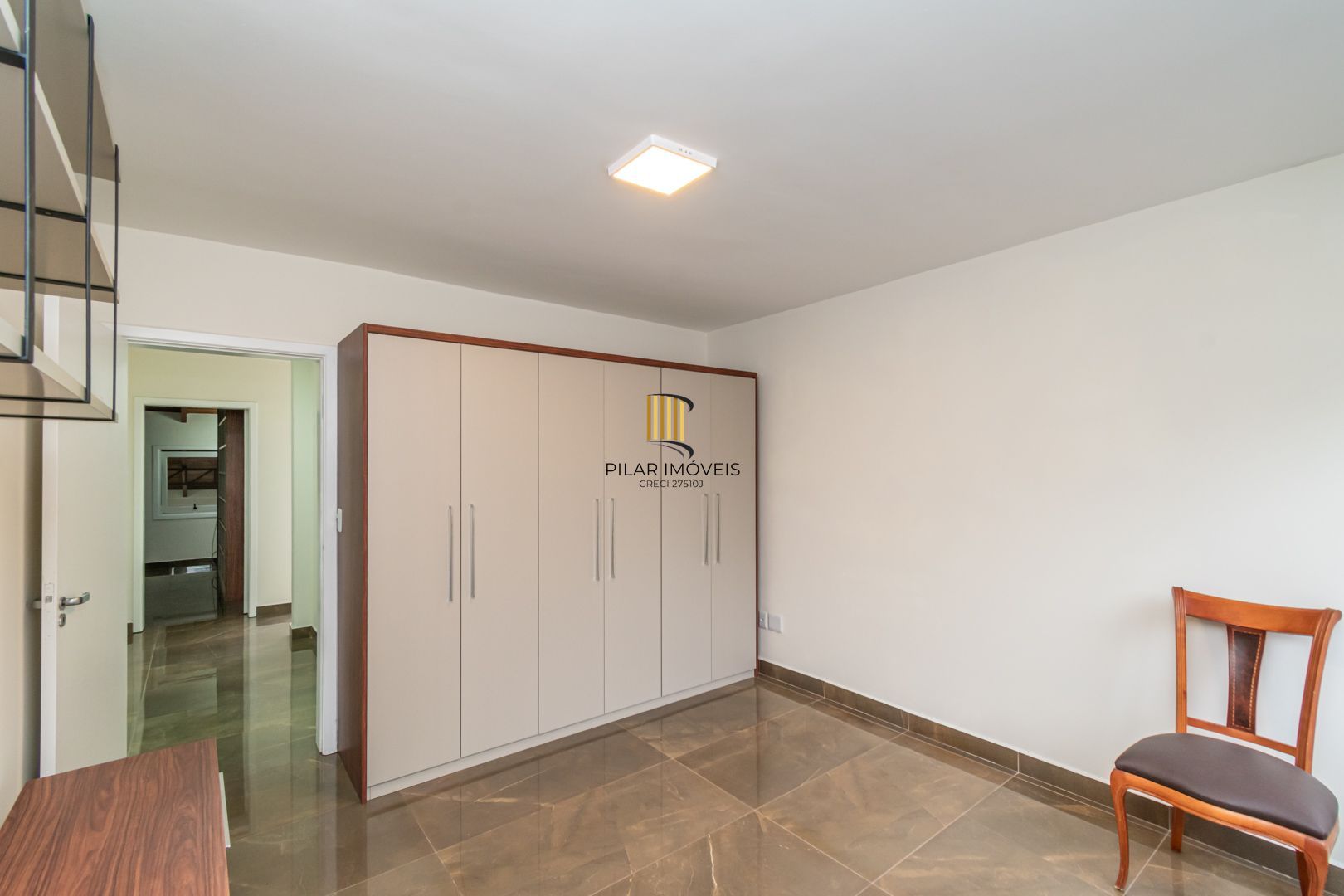 Casa sobrado no bairro Cristal de 3 dormitórios e 3 vagas