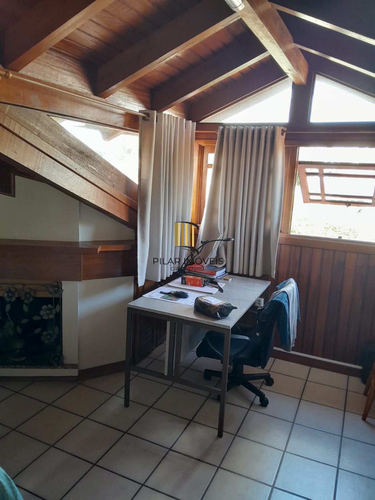 Casa sobrado a Venda de 5 Quartos, 1 Suite e 4 Vagas de Garagem com 235M²privt.