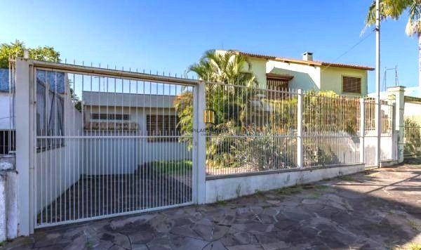 Casa no bairro Jardim Sabará de 4 dormitórios e 3 vagas DESOCUPADA