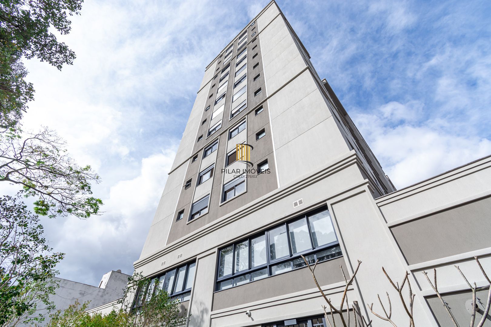 Apartamento 02 dormit com suíte e 01 vaga, no bairro Azenha, em Porto Alegre.