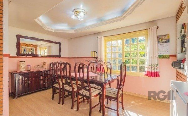 Casa sobrado na Lomba do Pinheiro com 4 dormitórios e 2 vagas