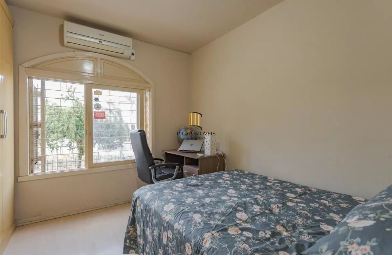 Sobrado no bairro Vila Ipiranga de 4 dormitórios e 2 vagas