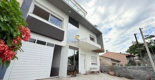 Sobrado no bairro Vila Ipiranga de 4 dormitórios e 4 vagas