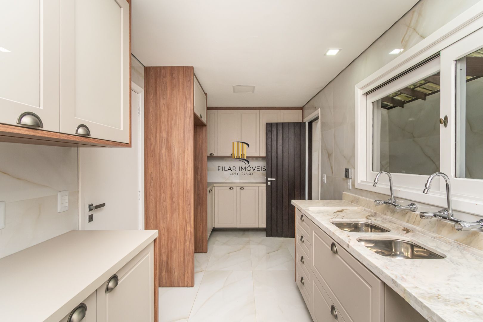 Casa sobrado no bairro Cristal de 3 dormitórios e 3 vagas