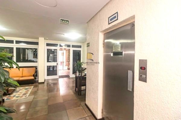 Apartamento no Centro de 2 dormitórios dependência DESOCUPADO