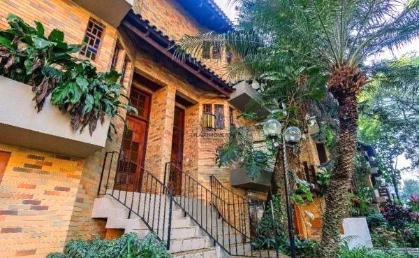 Casa sobrado no bairro Bela Vista de 3 dormitórios e 3 vagas DESOCUPADA