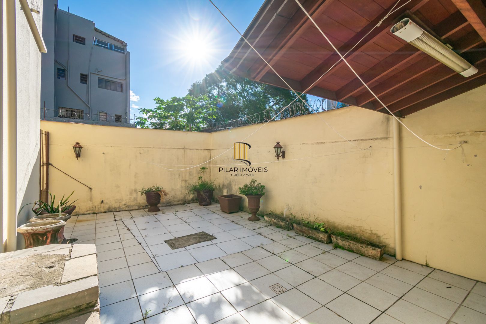 Casa 3 dormitórios no bairro Azenha