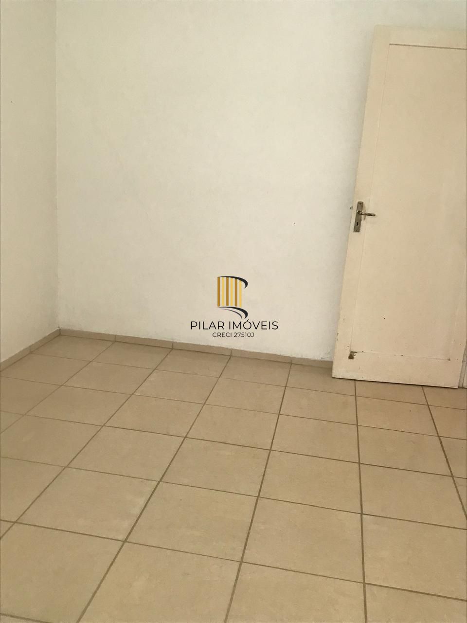 Apartamento no bairro Teresópolis de 1 dormitório térreo com pátio