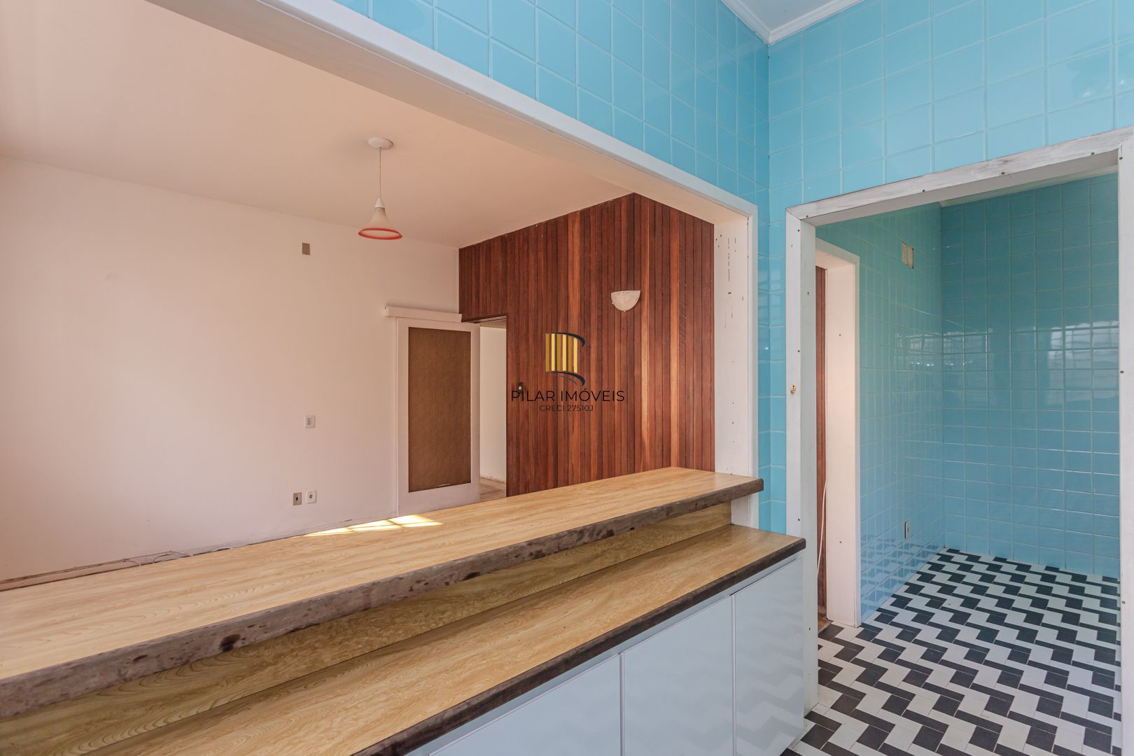 Casa no Menino Deus de 3 dormitórios e 5 vagas DESOCUPADA