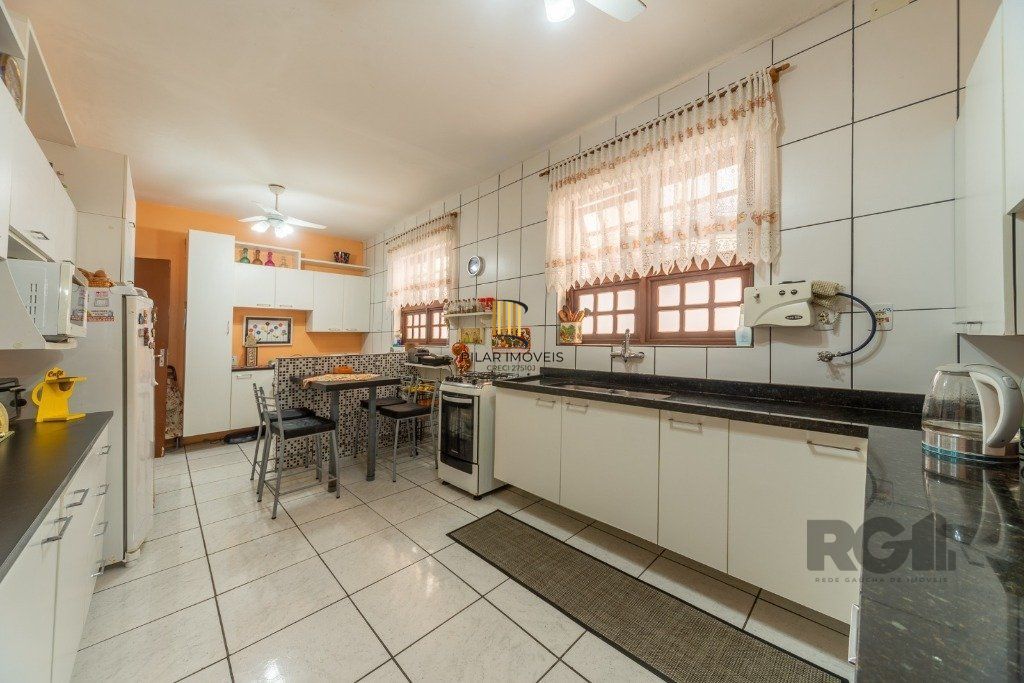 Casa no bairro Camaquã de 4 dormitórios e 2 vagas