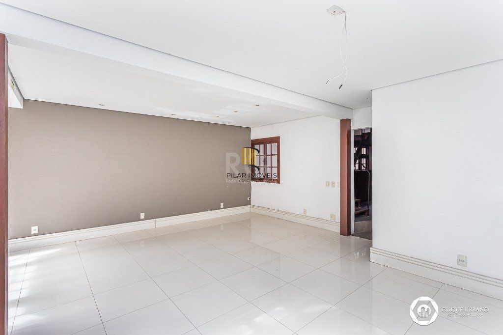 Casa para Venda - 330m², 4 dormitórios, sendo 3 suites, 2 vagas - Petrópolis