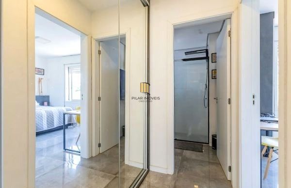 Apartamento na Cidade Baixa de 1 dormitório e dependência REFORMADO