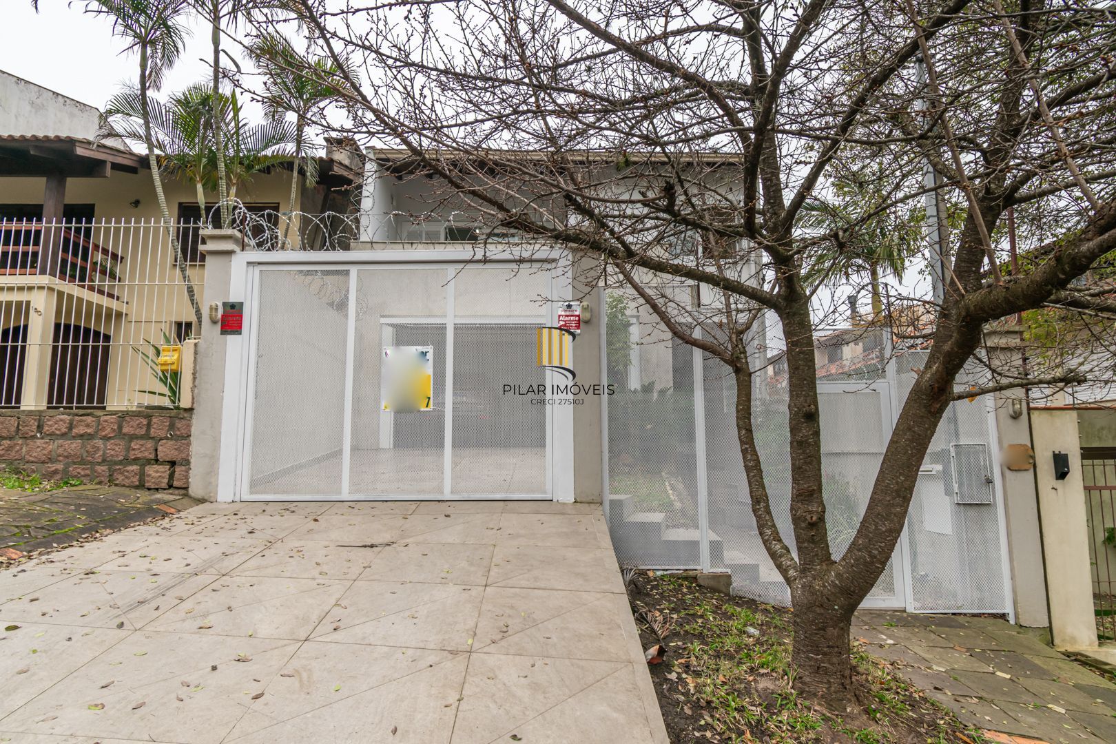 Casa sobrado no bairro Cristal de 3 dormitórios e 3 vagas
