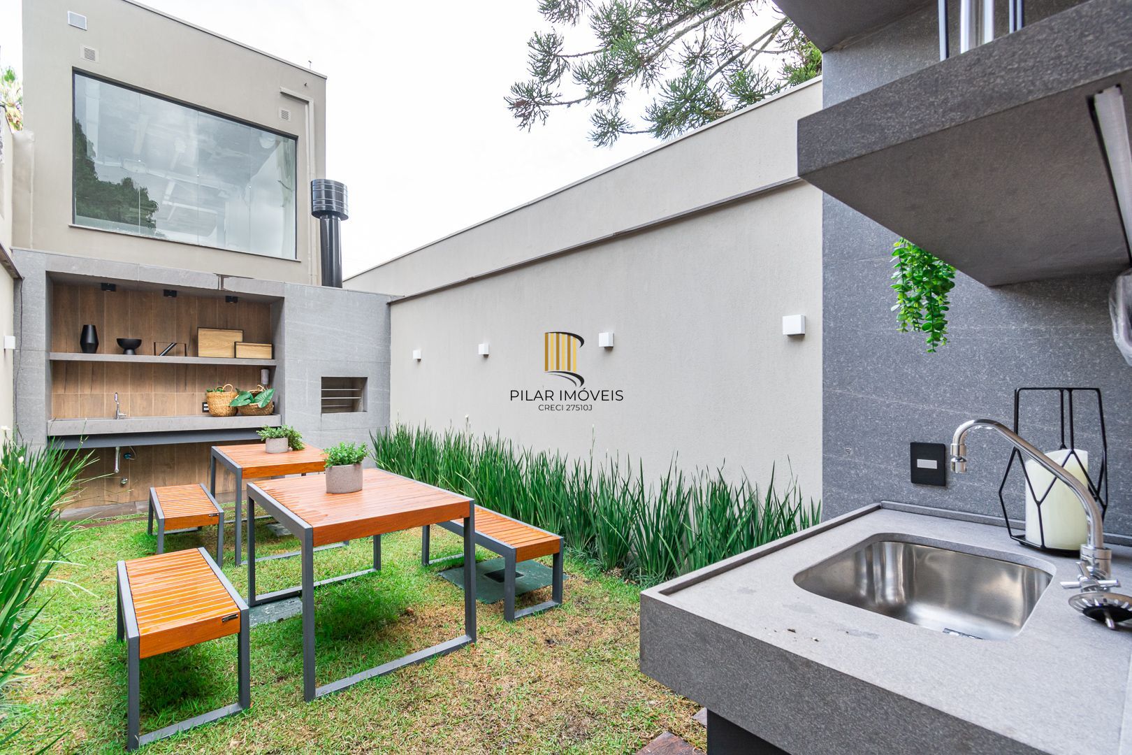 Apartamento 02 dormit com suíte e 01 vaga, no bairro Azenha, em Porto Alegre.