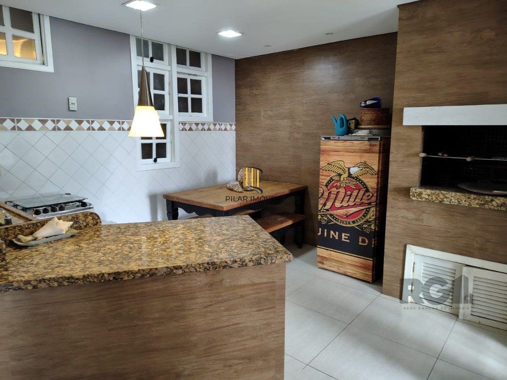 Casa sobrado com 300m² na Vila Nova de 3 dormitórios e 4 vagas