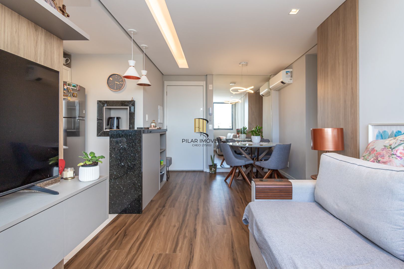 Apartamento 02 dormit com suíte e 01 vaga, no bairro Azenha, em Porto Alegre.