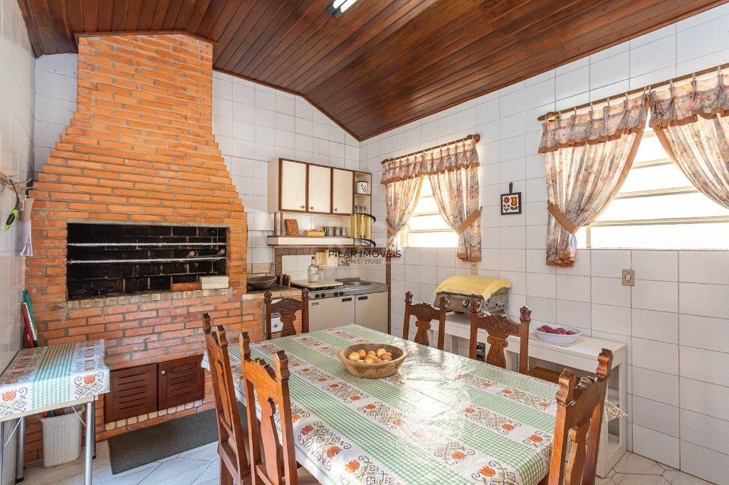Casa sobrado no Partenon de 3 dormitórios e amplo pátio
