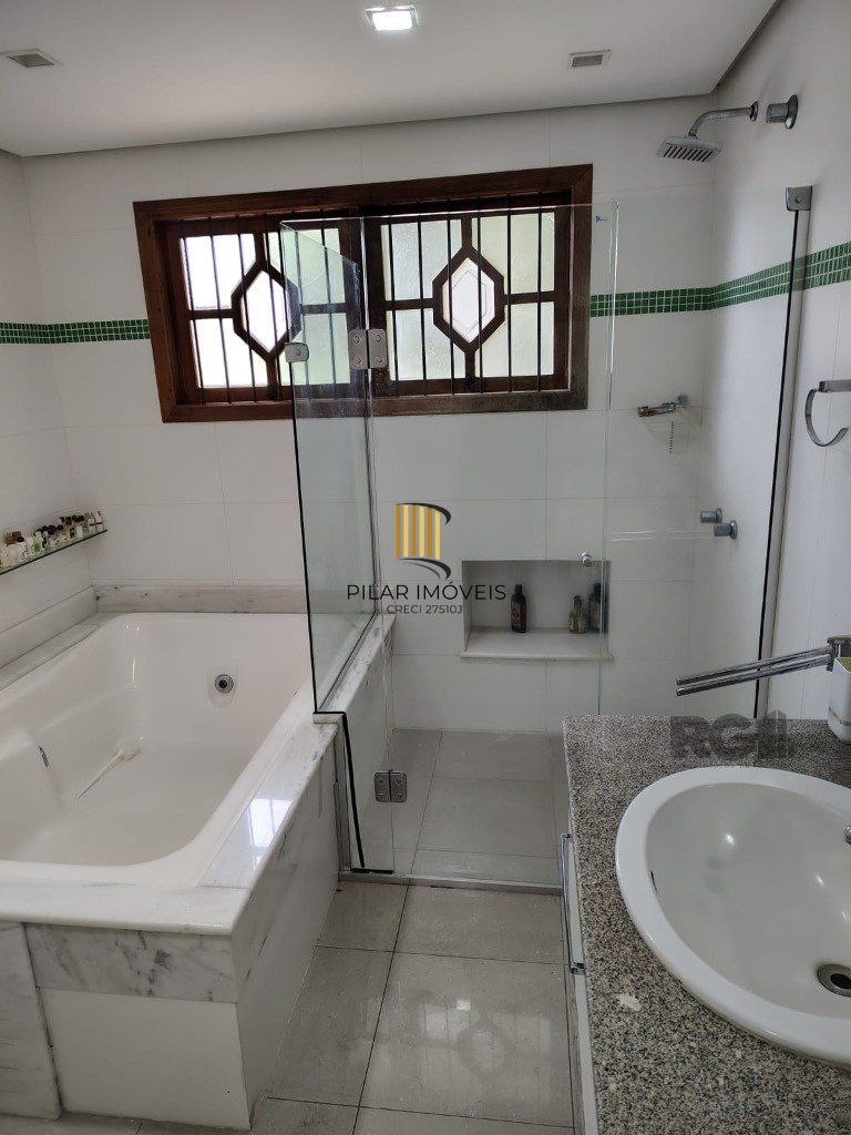 Casa sobrado com 300m² na Vila Nova de 3 dormitórios e 4 vagas