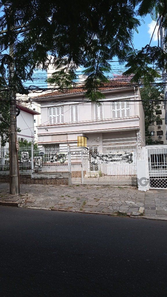 Casa Espaçosa de 3 Dormitórios à Venda no Bairro Moinhos De Vento!