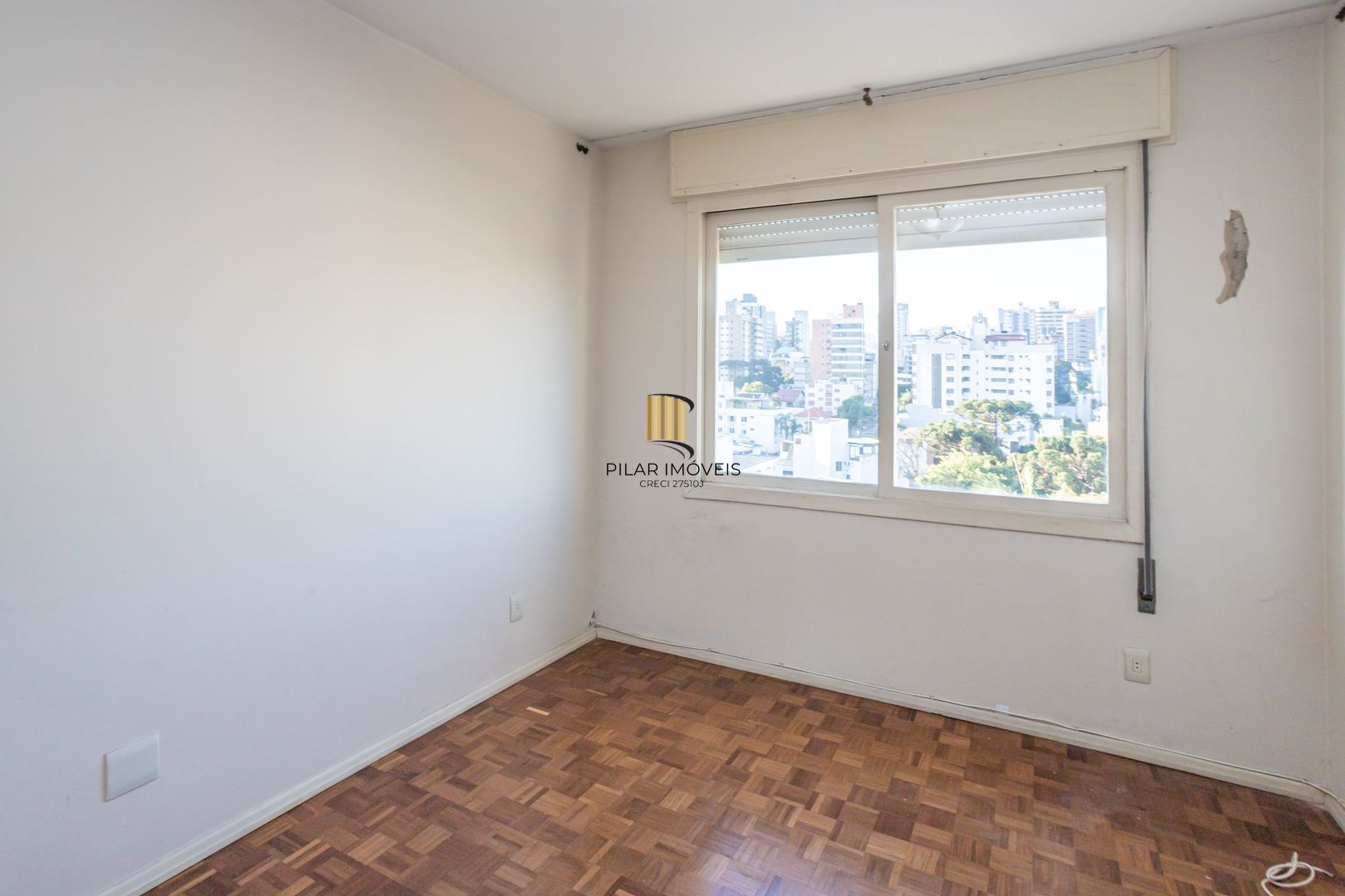 Apartamento no Petrópolis de 2 dormitórios dependência e vaga desocupado