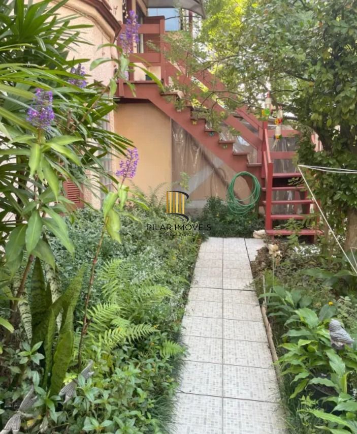 Casa 7 dormitórios 2 vagas de garagem no bairro Petrópolis