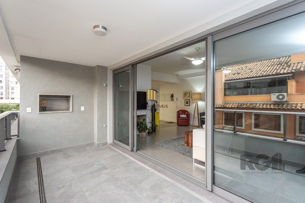 Apartamento no bairro Tristeza de 3 dormitórios e 2 vagas