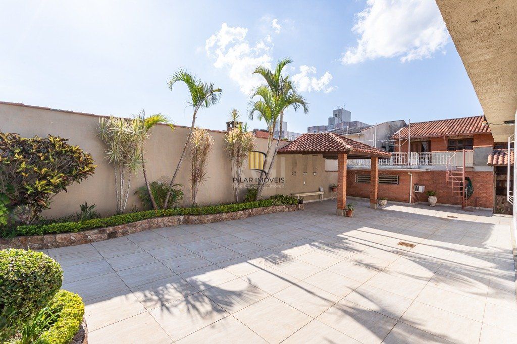 Casa sobrado no Partenon de 3 dormitórios e amplo pátio