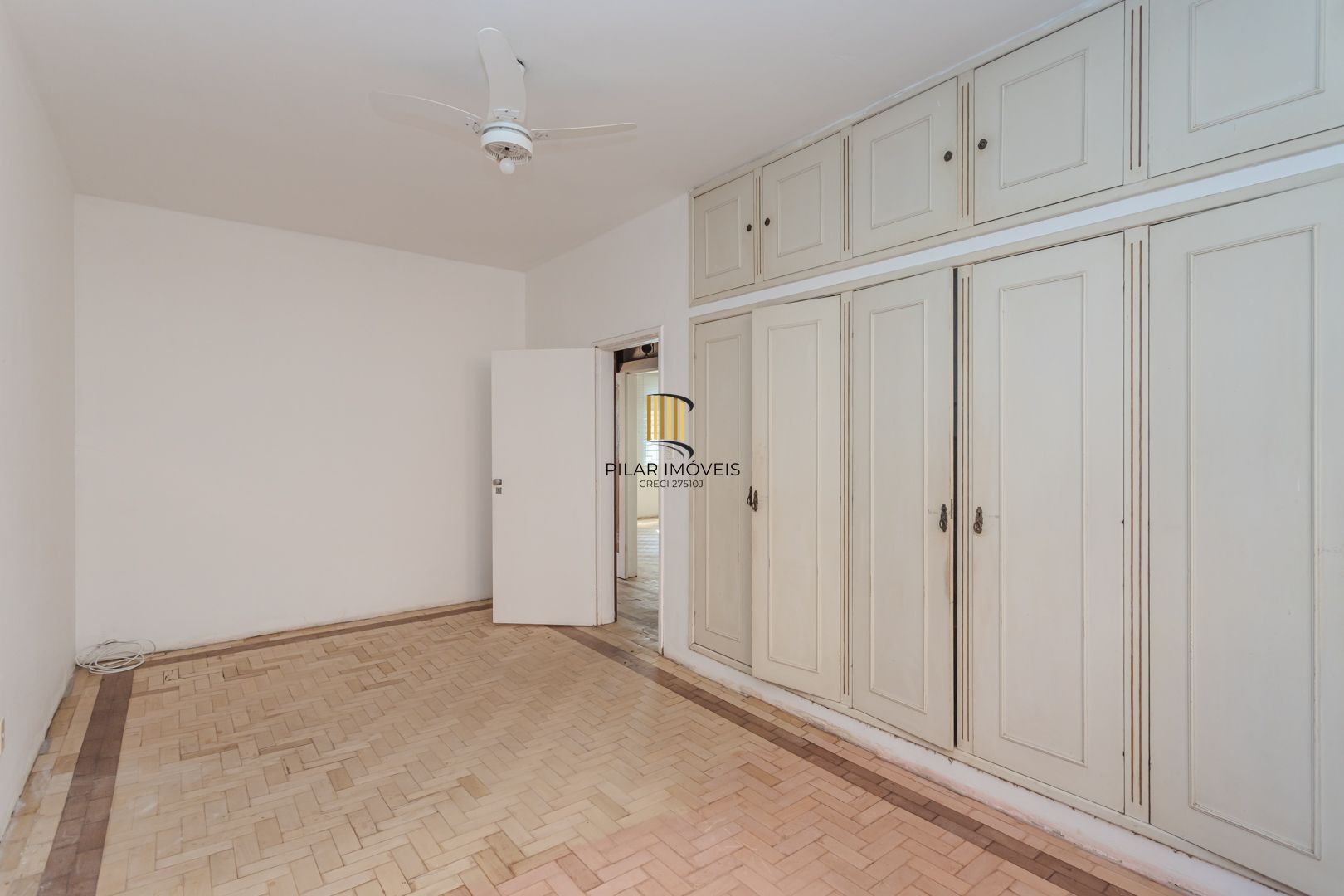 Casa no Menino Deus de 3 dormitórios e 5 vagas DESOCUPADA