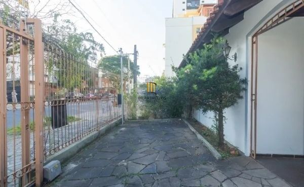 Casa no bairro Jardim Botânico de 4 dormitórios e 3 vagas