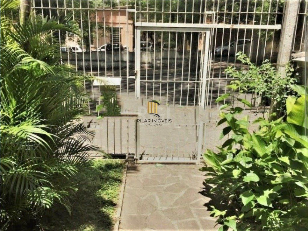 Casa de 3 dormitórios  4 vagas amplo terreno - Menino Deus