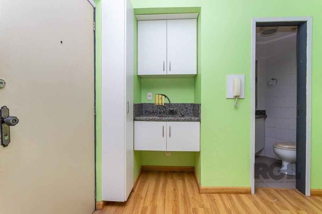 Sala comercial no Menino Deus desocupada