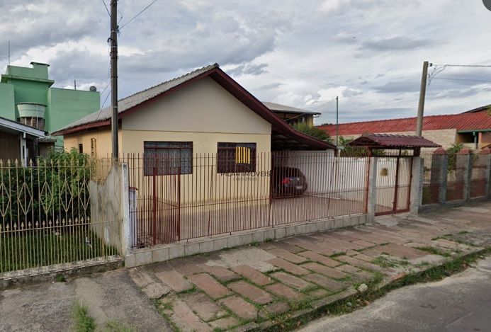 Casa no Sarandi de 2 dormitórios e pátio com piscina