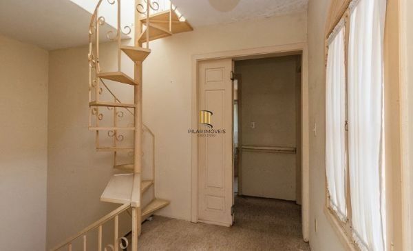 CASA DESOCUPADA E SEMI MOBILIADA, COM SUÍTE MASTER, SACADA, VISTA PANORÂMICA, EM AMPLO TERRENO NO SANTA TEREZA