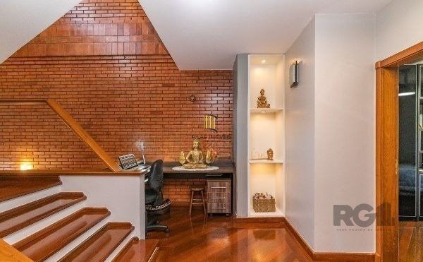 Casa sobrado no Cristal de 3 dormitórios e 3 vagas