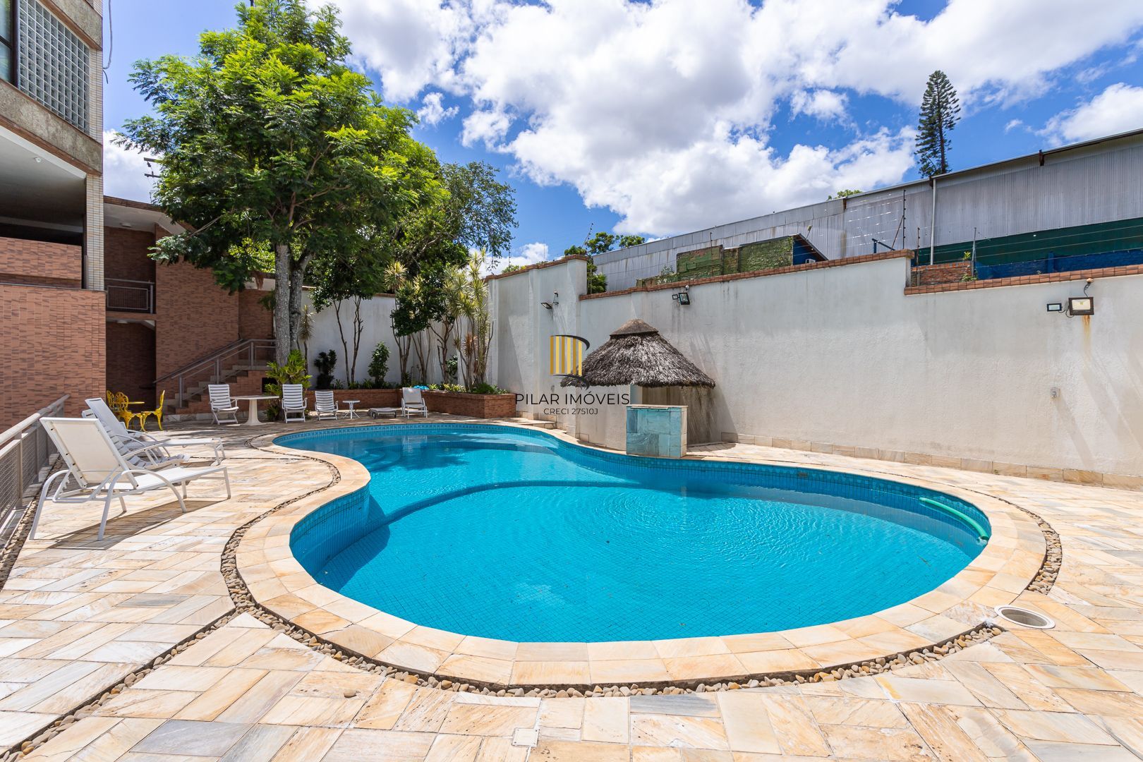 COBERTURA MOBILIADA COM VISTA PARA O GUAÍBA