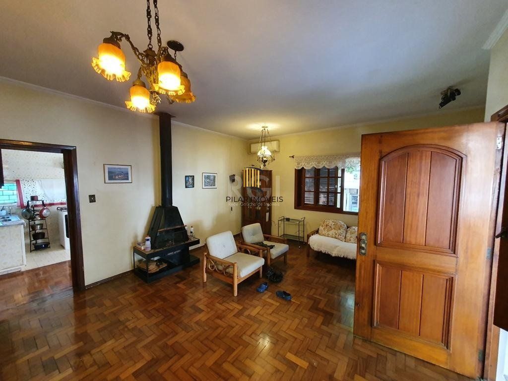 Casa para Venda - 250m², 4 dormitórios, sendo 1 suites, 4 vagas - Centro