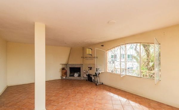 CASA DESOCUPADA E SEMI MOBILIADA, COM SUÍTE MASTER, SACADA, VISTA PANORÂMICA, EM AMPLO TERRENO NO SANTA TEREZA