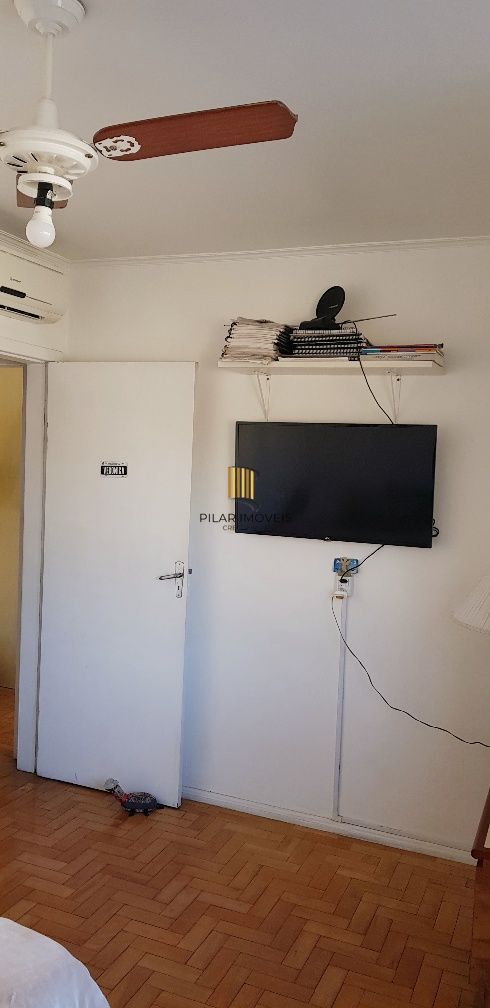 Apartamento no Petrópolis de 2 dormitórios e dependência