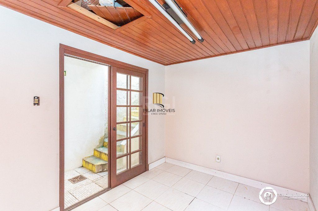 Casa para Venda - 330m², 4 dormitórios, sendo 3 suites, 2 vagas - Petrópolis