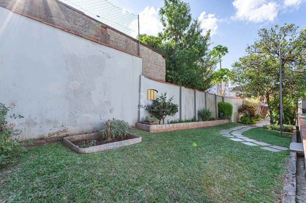 Casa sobrado no Partenon de 3 dormitórios e amplo pátio