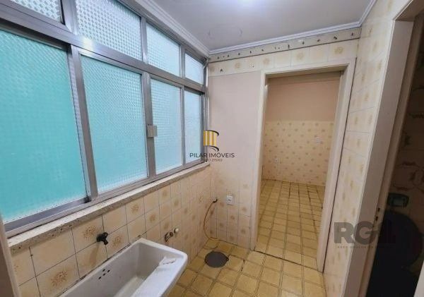 Apartamento no Passo D'areia de 2 dormitórios e vaga desocupado