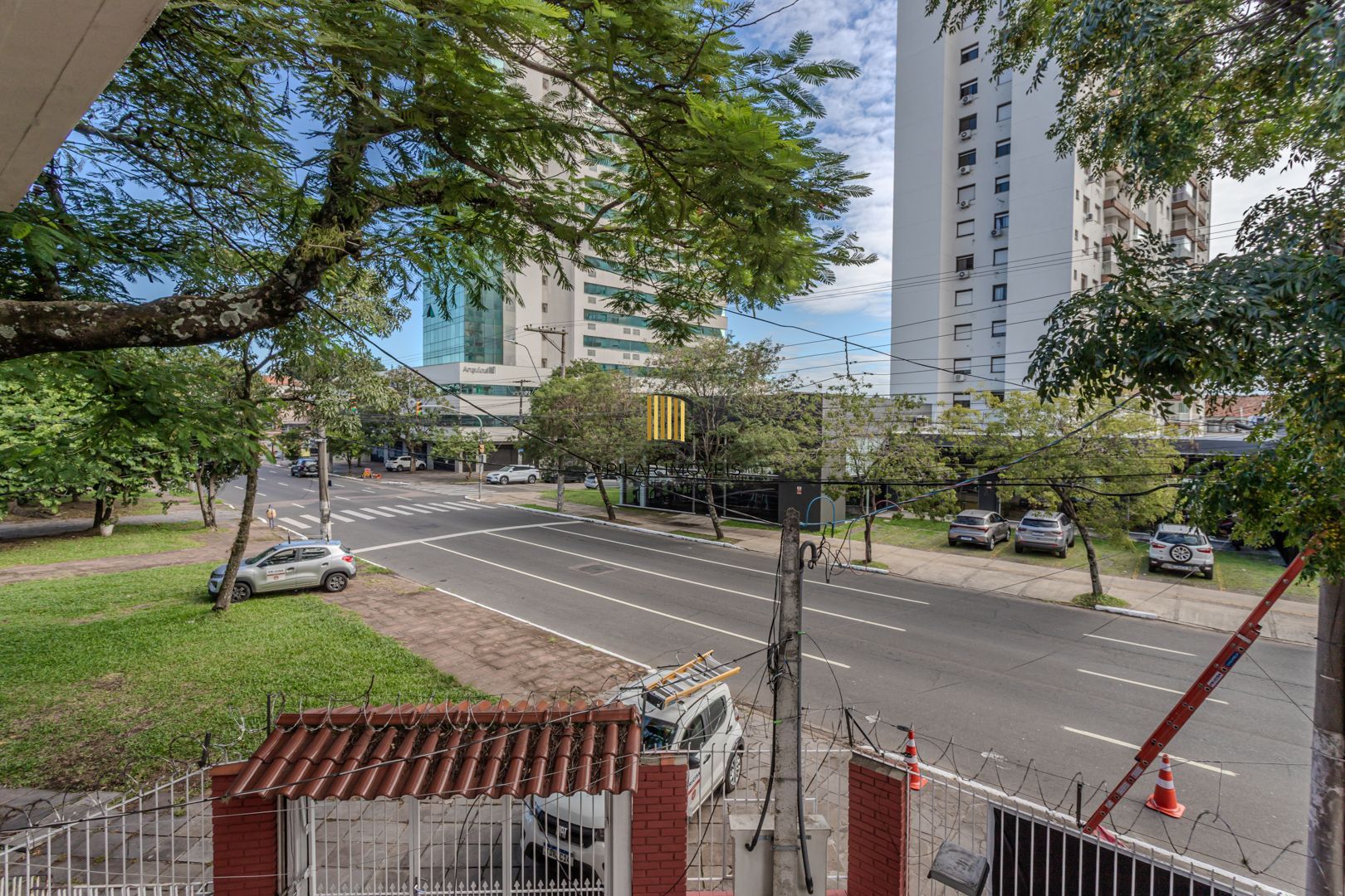 Prédio Comercial no Passo D'areia com 8 dormitórios e 8 vagas