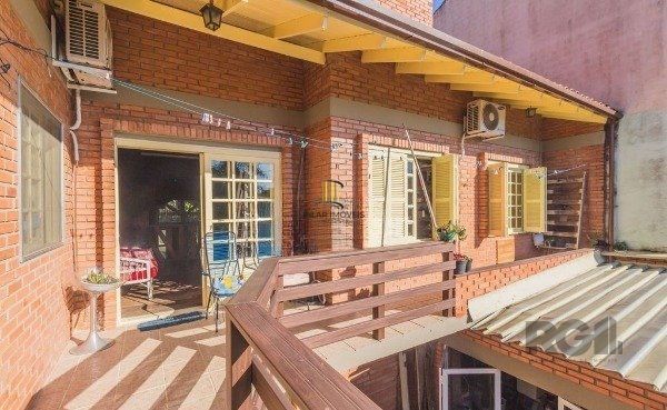Casa sobrado na Lomba do Pinheiro com 4 dormitórios e 2 vagas