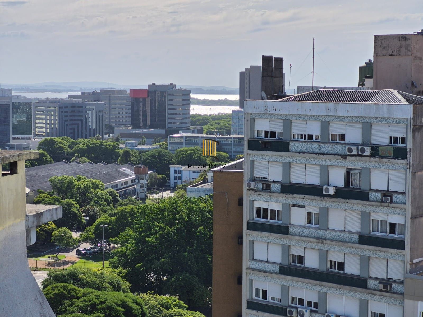 Apartamento no Centro de 2 dormitórios e 2 vagas DESOCUPADO