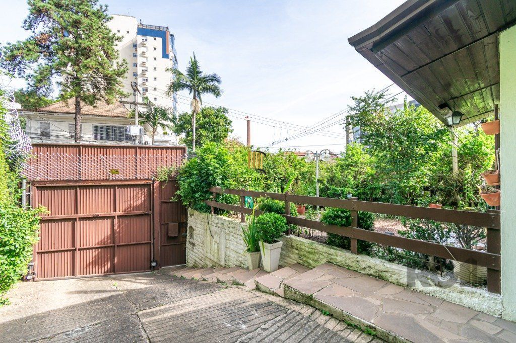 Sobrado de 4 dormitórios no Moinhos de Vento