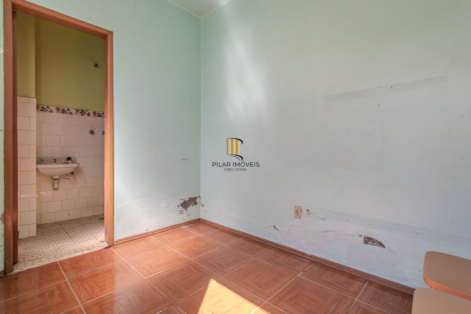 Casa sobrado no Partenon com 5 dormitórios e 4 vagas