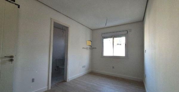 Apartamento no Passo D'areia de 2 dormitórios e 2 vagas DESOCUPADO